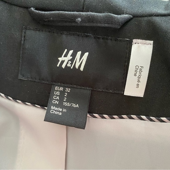 H&M Black Blazer with a Ruffled Bottom and Gold Buttons Size 2 - Picture 7 of 9